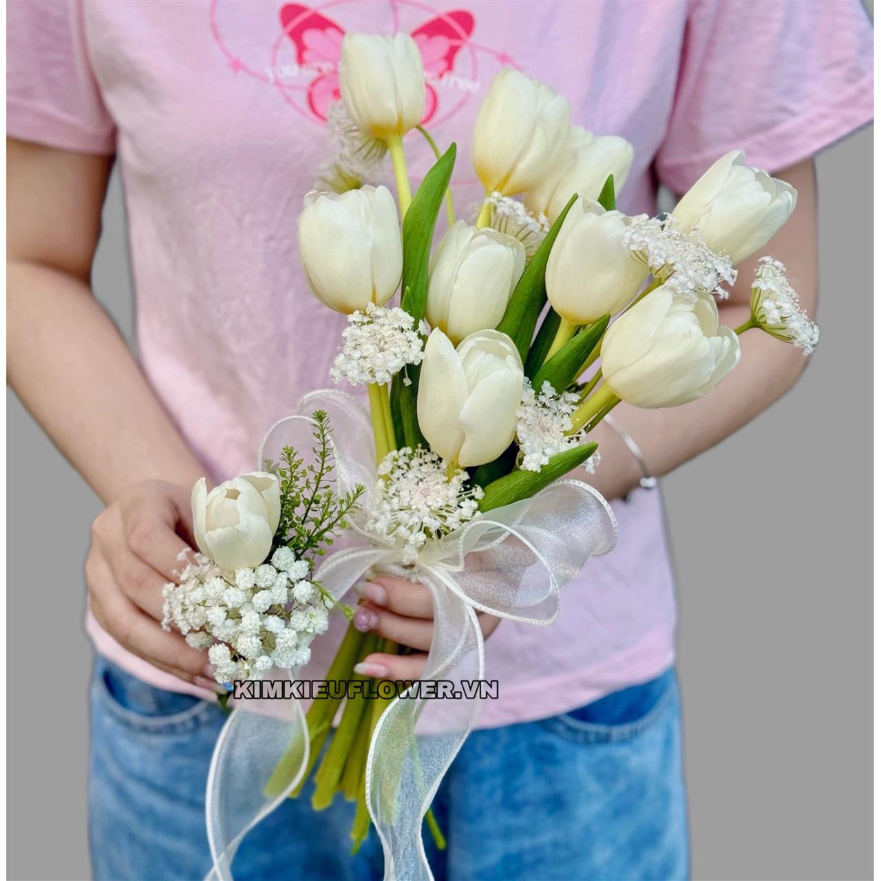 Bó hoa cưới đơn giản một màu trắng, mang vẻ đẹp tinh khôi và sang trọng.